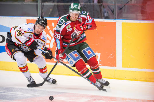 Luleås Christopher Mastomäki jagar Frölundas Johan
