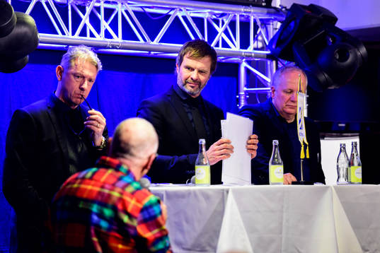 Ulf Ivarsson, kassör, Karl Jartun, ordförande och Mikael Källström ledamot svarar på frågor från medlemmarna