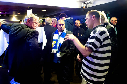 Ulf Ivarsson, kassör i IFK Göteborg, får svara på frågor från medlemmar