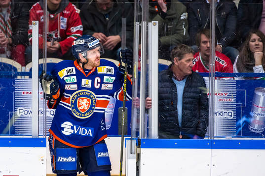 Växjös Liam Reddox pratar med domaren från