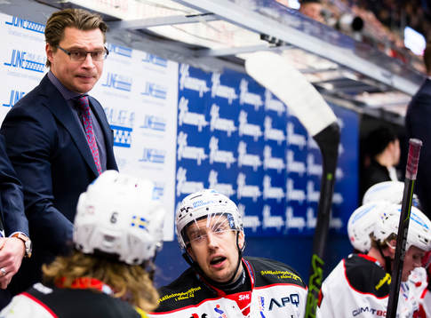 Malmö Redhawks tränare Björn Hellkvist i samtal med