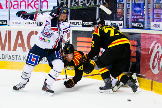 Linköpings Sebastian Karlsson i kamp om pucken med Brynäs