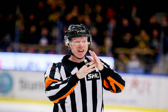 Domaren Pehr Claesson visar timeout tecknet