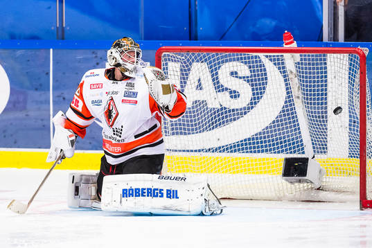 Växjös Patrik Lundh (ej i bild) skjuter pucken i mål