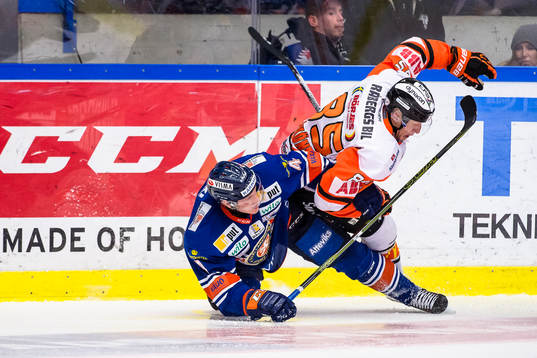 Karlskronas Toni Kähkönen faller