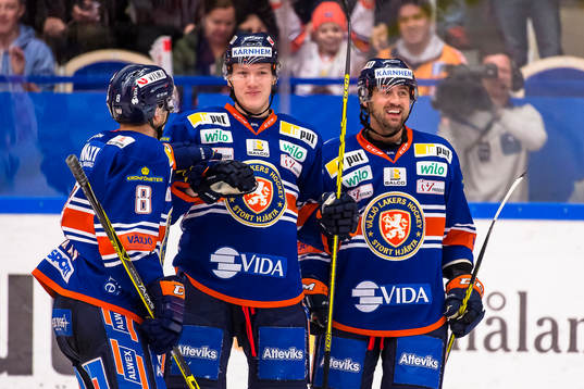 Växjös Gustav Rydahl och Adam Burish jublar