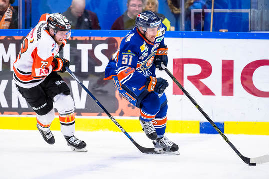 Karlskronas Joachim Rohdin jagar Växjös Joey Crabb