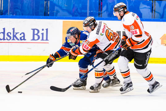 Växjös Patrik Lundh jagas av Karlskronas Mattias Granlund