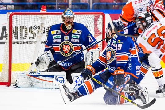 Karlskronas Julien Brouillette skjuter pucken i mål till