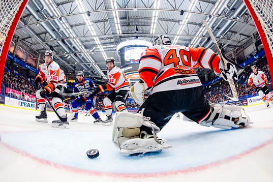Växjö gör 7-0 målet (självmål). Målet tilldöms