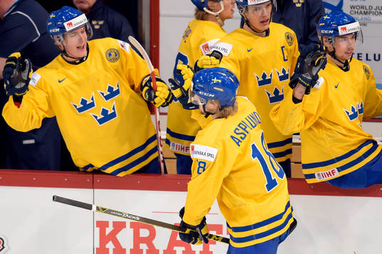 Sveriges Rasmus Asplund jublar med lagkamraterna