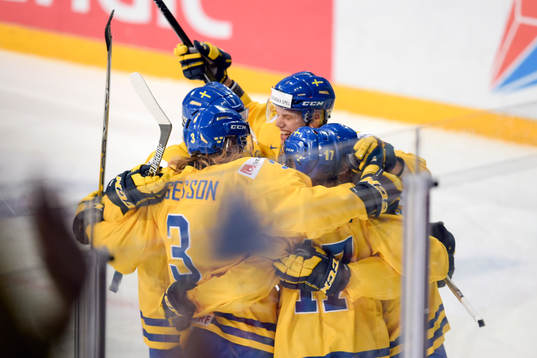 Sveriges Rasmus Asplund jublar med lagkamraterna