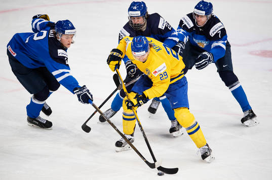 Finlands Sami Niku, Patrik Laine och Niko Mikkola  utmanas
