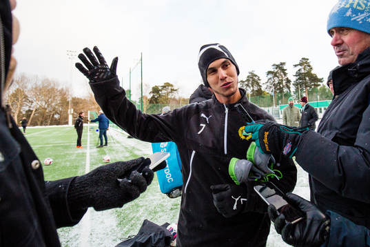 Hammarbys Alexssander Medeiros de Azeredo blir intervjuad