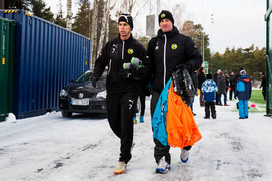 Hammarbys Alexssander Medeiros de Azeredo och sjukgymnast Mikael Klotz lämnar träning med Hammarby den 5 januari 2016 i Stockholm. 