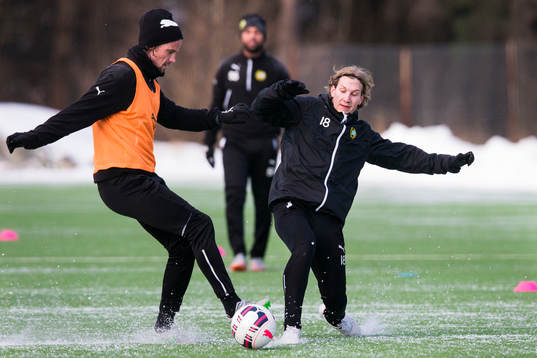Hammarbys Linus Hallenius i kamp om bollen med Oliver Silverholt