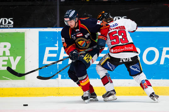 Djurgårdens Daniel Brodin i kamp om pucken med Örebros