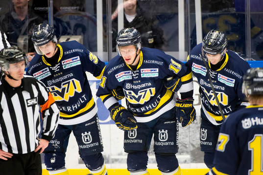 s Simon Önerud skadar sig och leds ut av Niklas Hansson