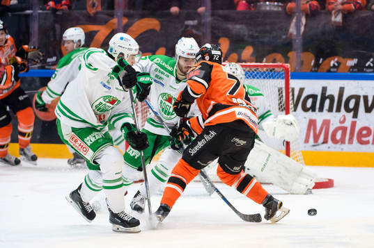 Rögles Almen Bibic och Karlskronas Joachim Rohdin i kamp