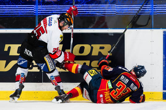 Örebros Martin Johansson tacklar omkull Djurgårdens Linus