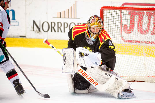 Brynäs målvakt Bernhard Starkbaum räddar skott från