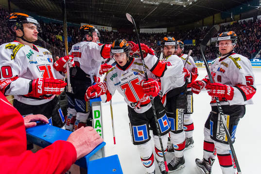 Örebros Joel Mustonen (m) jublar tillsamans med Libor