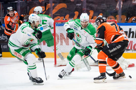 Rögles Almen Bibic  och Karlskronas Joachim Rohdin  i kamp