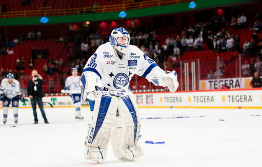 Leksands målvakt Henrik Haukeland firar med supportrarna