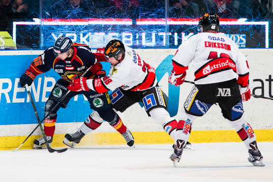 Djurgårdens Marcus Sörensen i kamp om pucken med Örebros