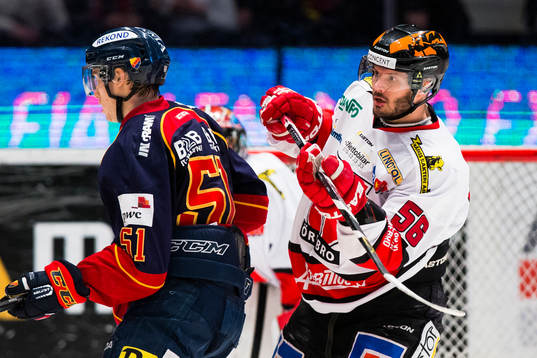 Djurgårdens Robin Alvarez och Örebros Johan Wiklander