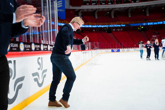 Leksands assisterande tränare Magnus Svensson  dansar för