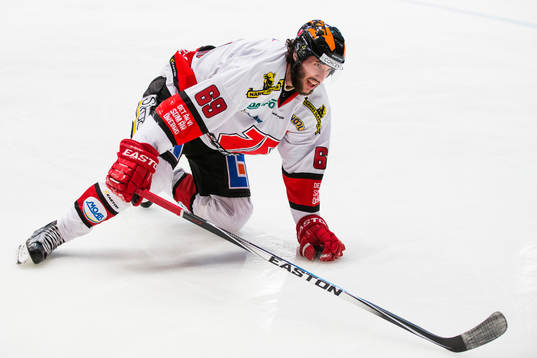 Örebros Emil Eriksson grinar illa