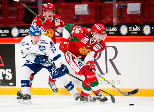 Moras Linus Johansson i kamp om pucken med Leksands Oskar