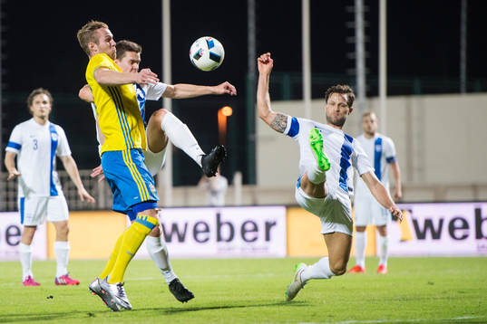 Sveriges Gustav Engvall i en duell med Finlands Jukka Raitala och Hannu Patronen