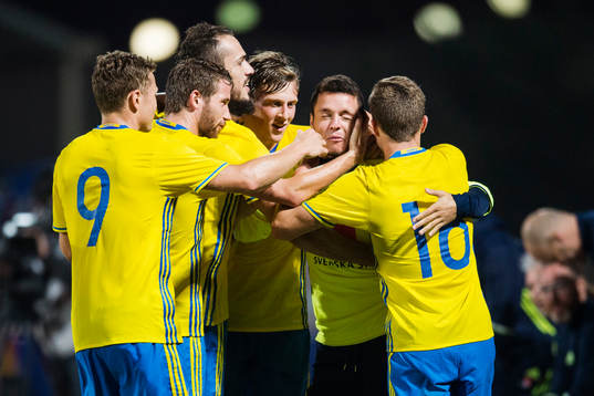 Sveriges Emir Kujovic gör 3-0 och jublar med Kerim Mrabti, samt Emil Bergström och Marcus Rohdén