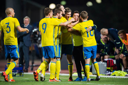 Sveriges Emir Kujovic gör 3-0 och jublar med Kerim Mrabti, samt Emil Bergström och Marcus Rohdén