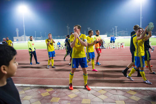 Sveriges spelare med Emil Bergström längst frm tackar