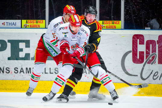 Modos Axel Ottosson och Brynäs Marcus Ersson i en kamp