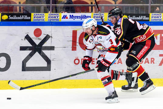 Malmö Redhawks Kent McDonell jagas av Luleås Peter