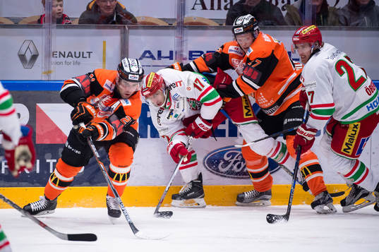 Modos Patrick Dwyer och Karlskronas Riley Holzapfel i kamp