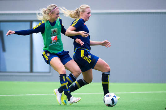 Amanda Ilestedt i närkamp med Stina Blackstenius