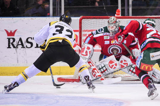Brynäs Nick Johnson framför Frölundas målvakt Lars
