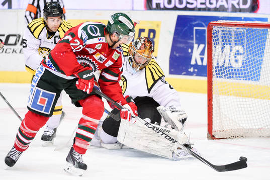 Frölundas Joel Lundqvist framför Brynäs målvakt
