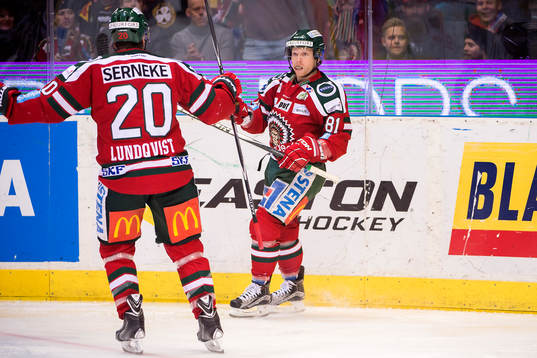 Frölundas Joel Lundqvist och Ryan Lasch jublar