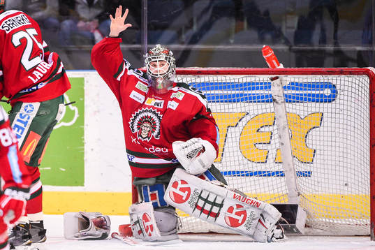Frölundas målvakt Lars Johansson signalerar att han