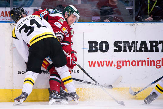 Brynäs Daniel Mannberg tacklar Frölundas John Nyberg