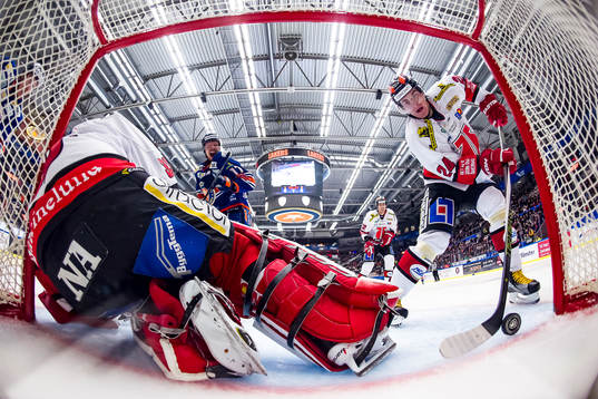 Växjös Erik Josefsson (ej i bild) gör mål 2-3. Örebros