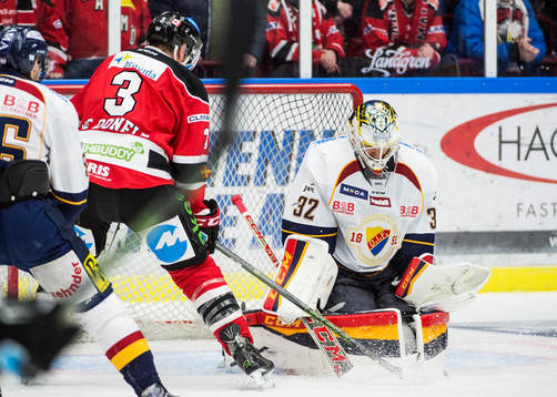 Malmö Redhawks Kent McDonell mot Djurgårdens målvakt