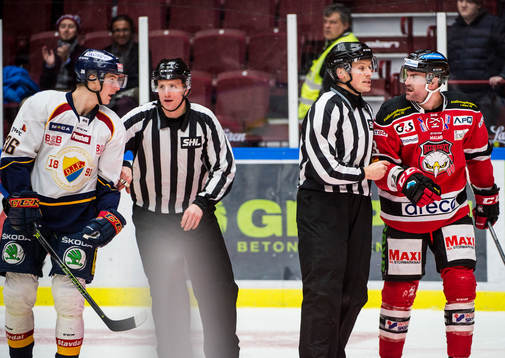 Djurgårdens Philip Holm och Malmö Redhawks Kent McDonell