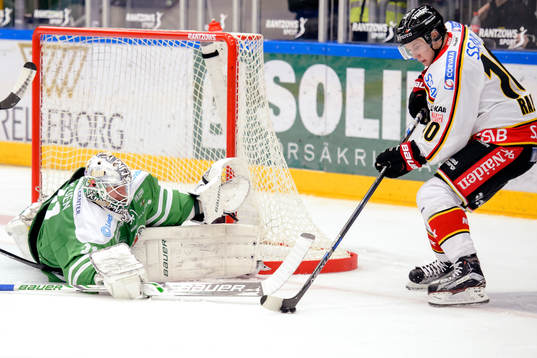 Luleås Toni Rajala (h) oroar framför Rögles målvakt